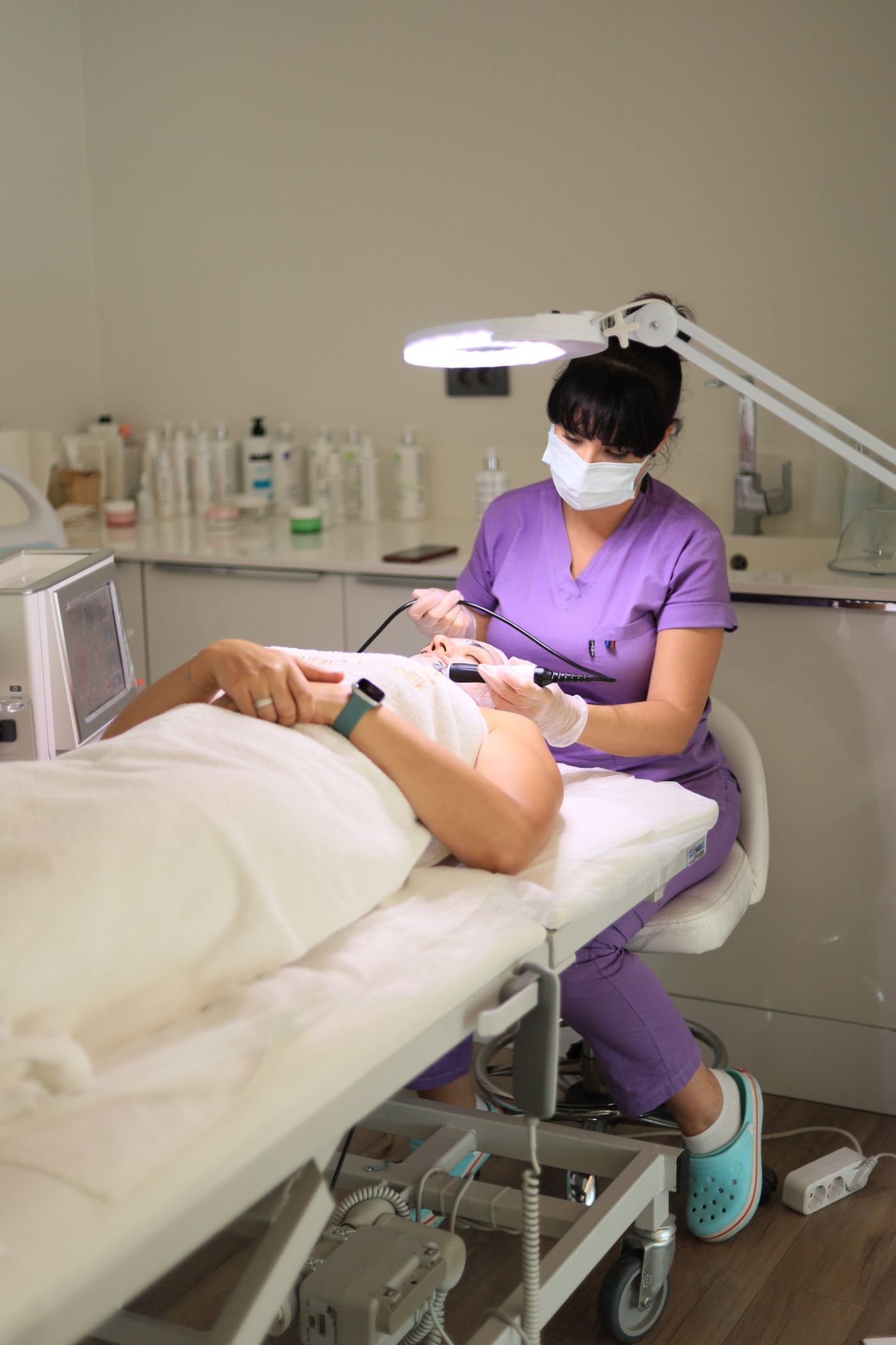 Hudbehandling med diamantslibning i klinik
