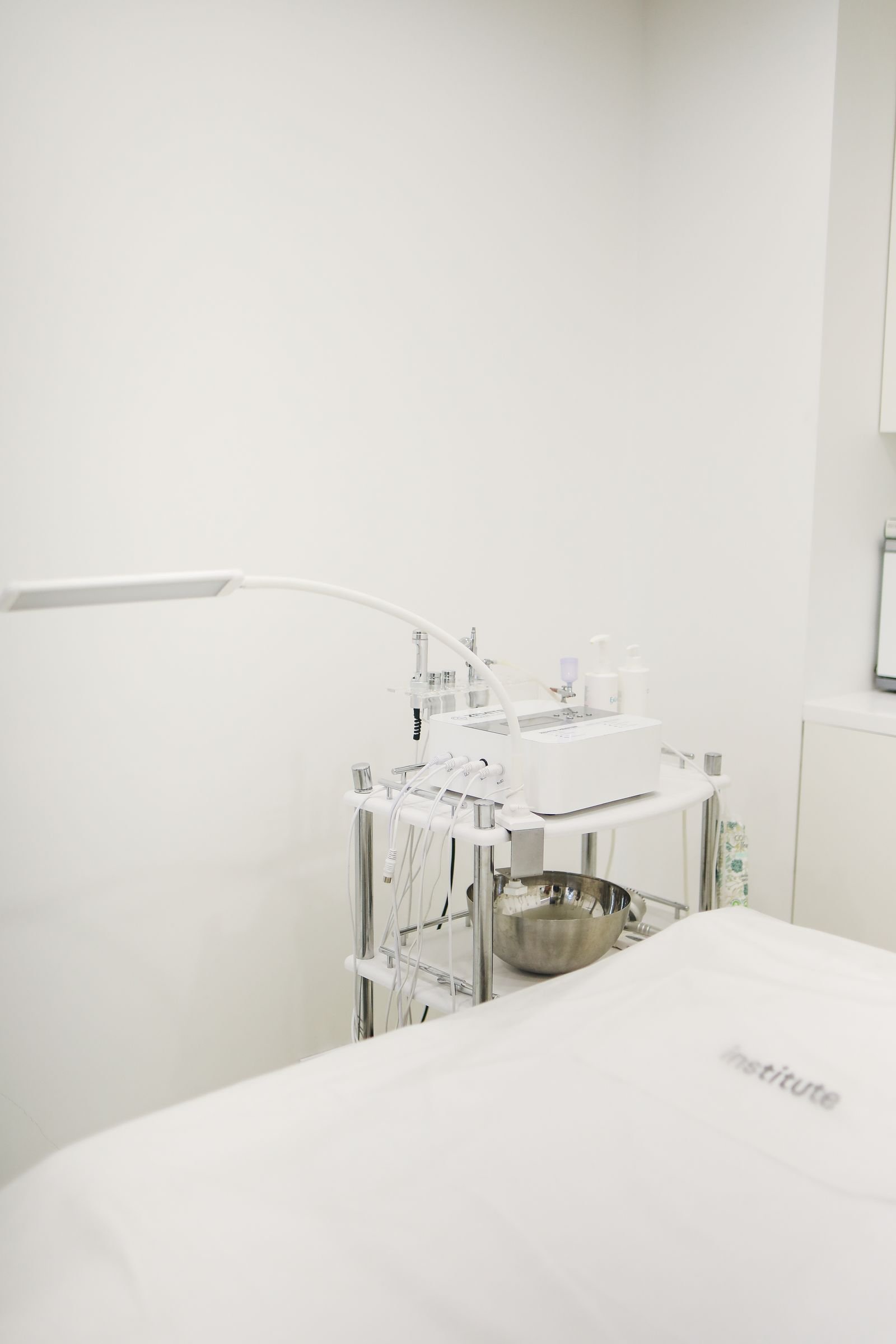 Lyst og minimalistisk klinikinteriør