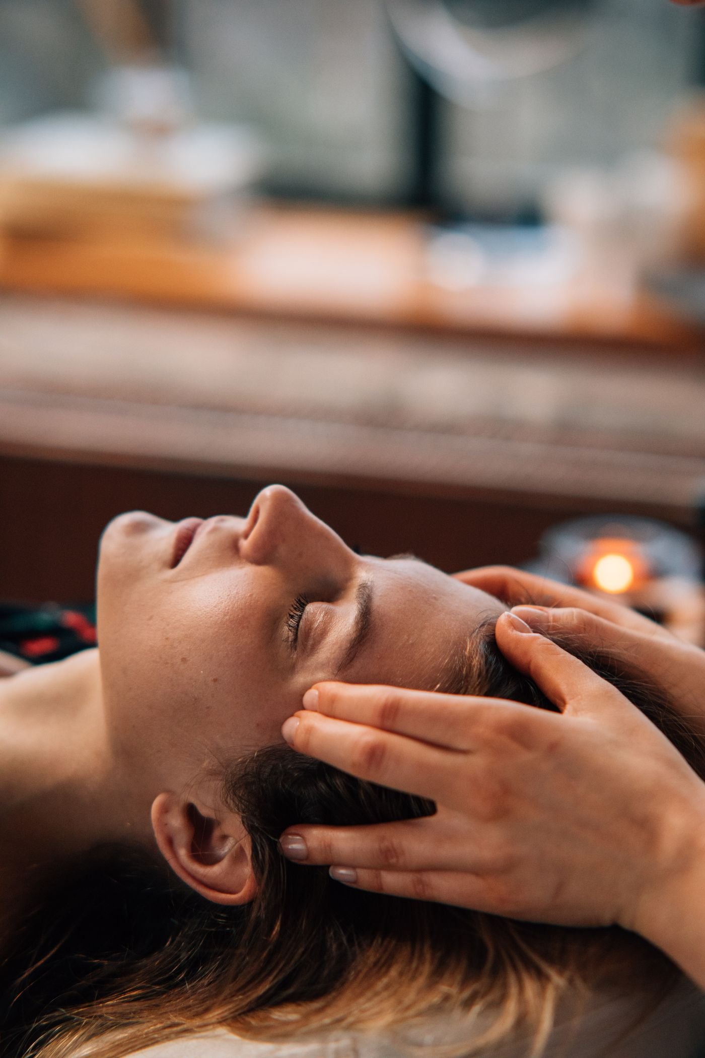 Kvinde får rolig shiatsu ansigtsmassage