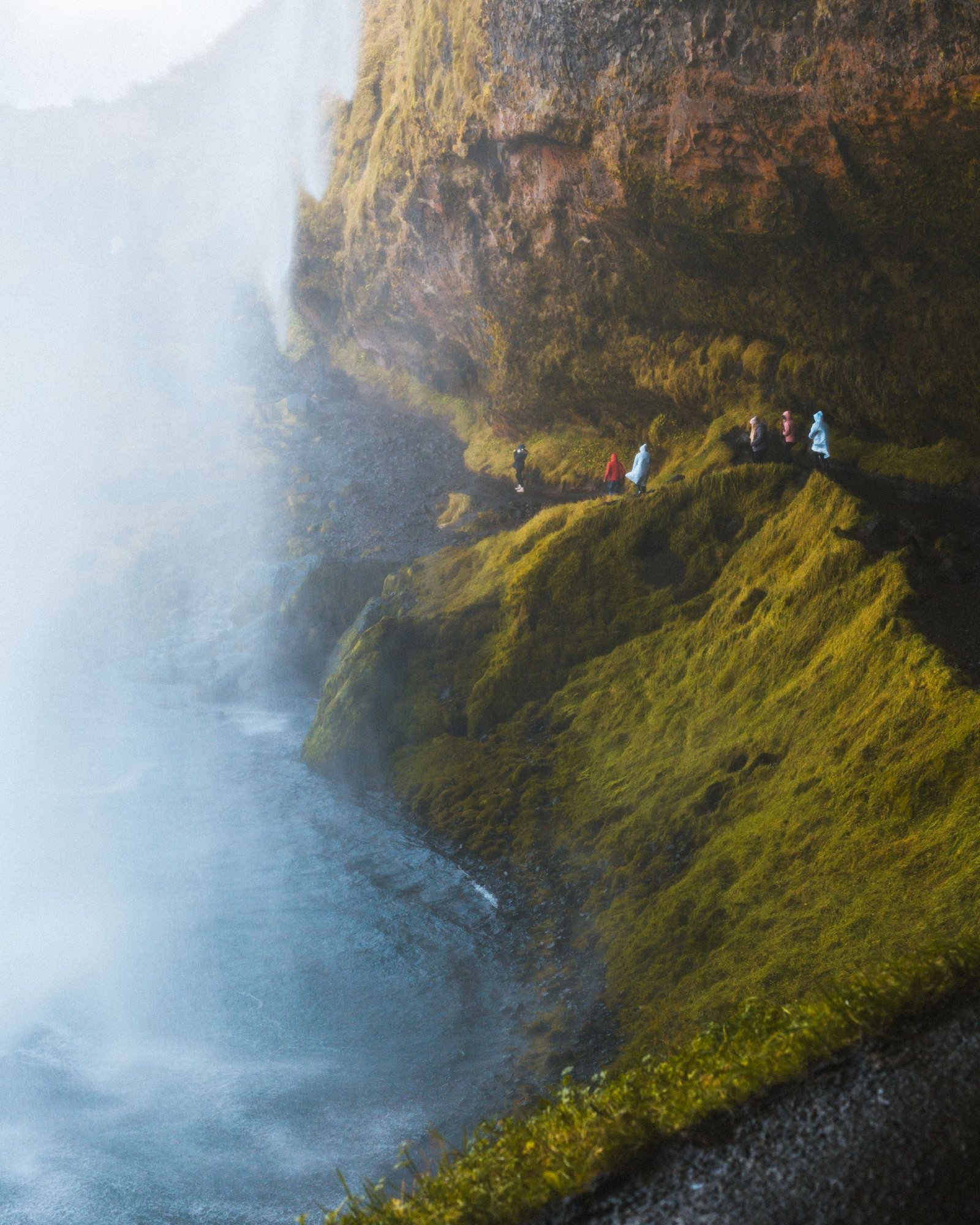 Skógafoss vandfald med mosklædte klipper